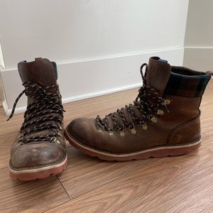 Cole Haan boots with Nike Air technology in the footbed. Mens shoe size 11.5